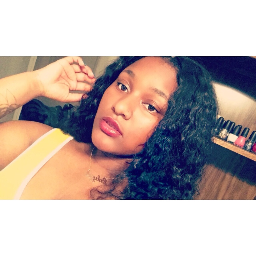Meet your Posher, Latara